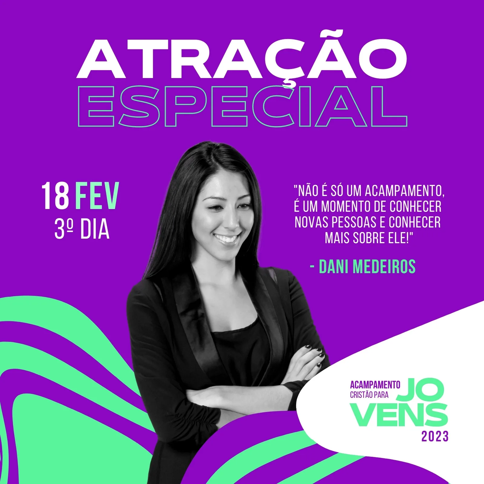 Post para Instagram com fundo roxo vibrante e detalhes em verde e branco. Destaca a frase 'Atração Especial' e a imagem de uma mulher sorrindo. Informa a data '18 FEV' e o nome 'Dani Medeiros', com a citação 'Não é só um acampamento...'. Promove o 'Acampamento Cristão para Jovens 2023'.
