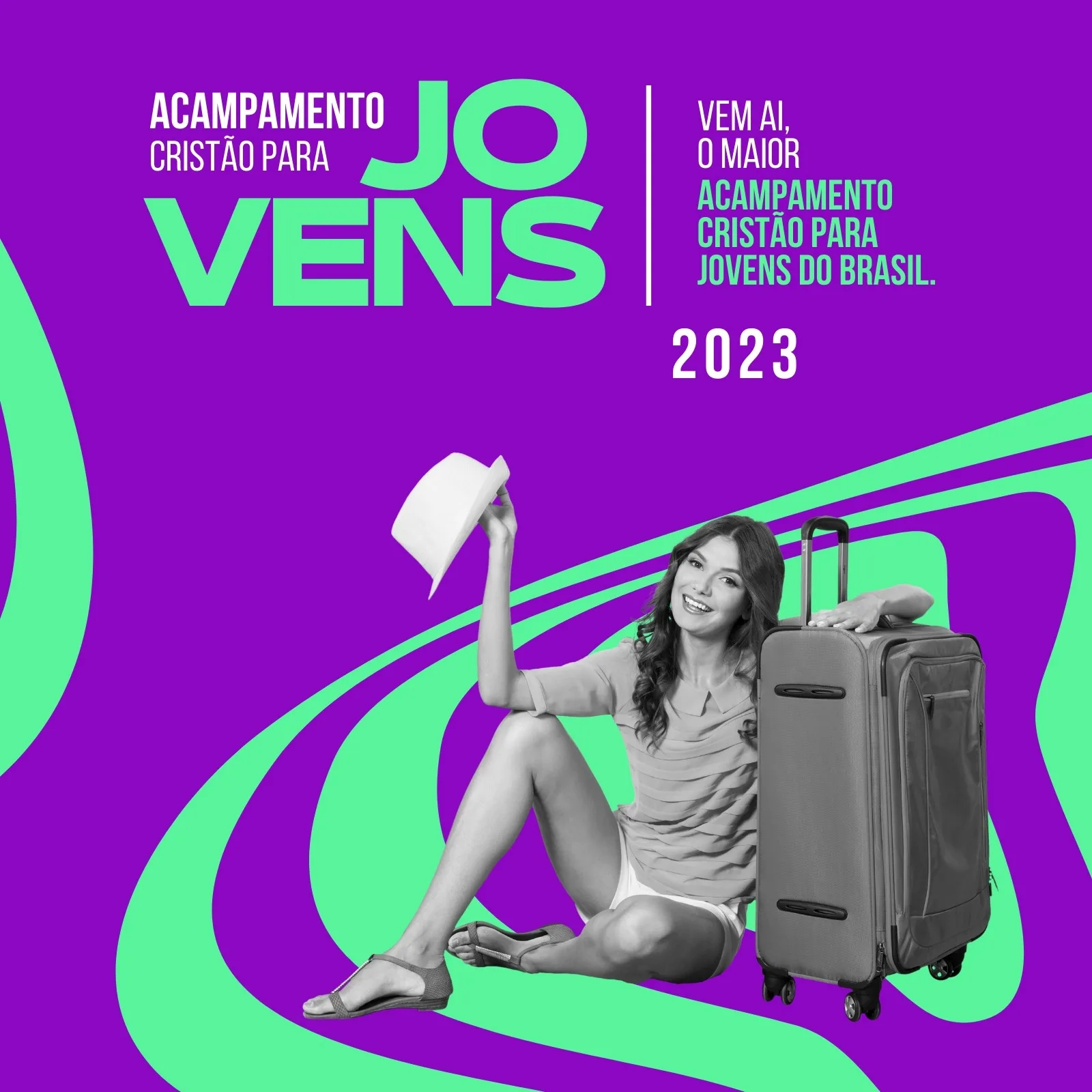 Post para Instagram com fundo roxo e verde, anunciando 'Acampamento Cristão para Jovens 2023'. Uma jovem sorridente senta ao lado de uma mala, segurando um chapéu, pronta para a viagem.