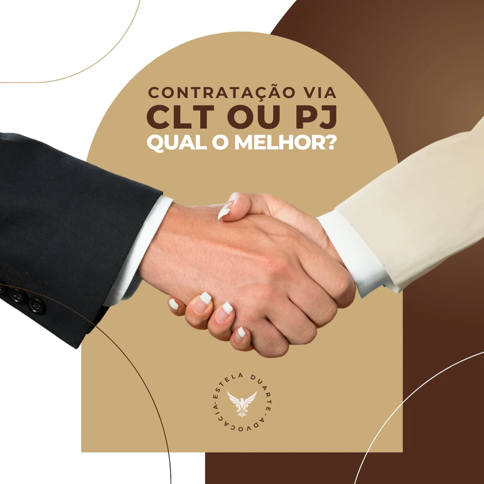 Close-up de duas mãos apertando em um aperto de mão, simbolizando um acordo. O fundo tem tons de marrom e bege com um círculo sobreposto. O texto principal é 'Contratação via CLT ou PJ: Qual o melhor?'.