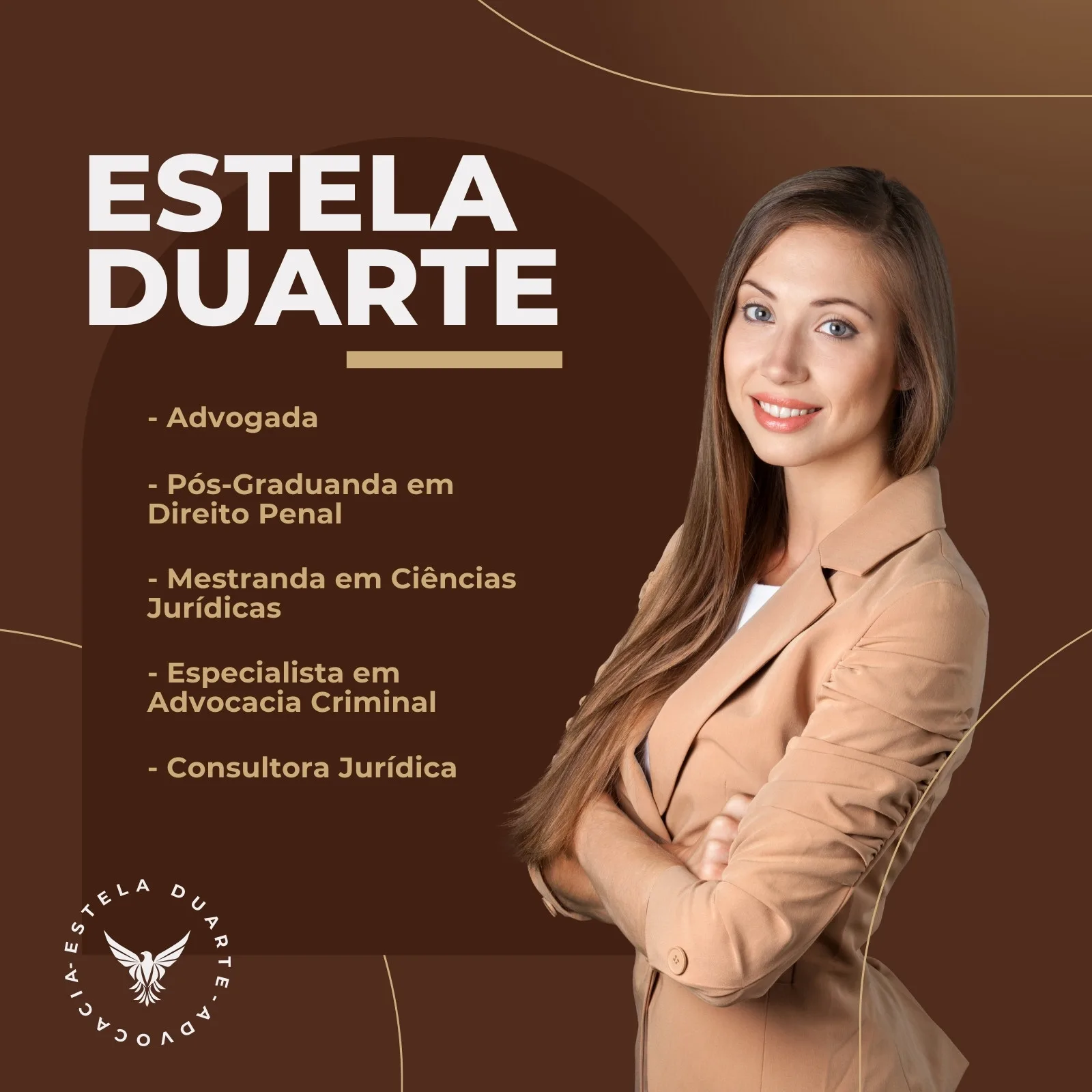 Template de feed do Instagram para advogada, com fundo marrom e cinza. Apresenta o nome "Estela Duarte", suas qualificações como "Advogada", "Pós-Graduanda em Direito Penal", "Mestrandanda em Ciências Jurídicas", "Especialista em Advocacia Criminal" e "Consultora Jurídica". Uma mulher sorrindo em um terno bege está à direita.