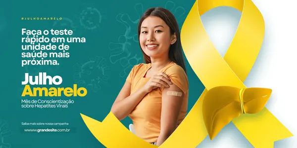 Banner horizontal com fundo verde-água e elementos gráficos de vírus. Uma jovem sorri e mostra o braço com um curativo, simbolizando a testagem. Uma grande fita amarela com o contorno de um fígado aparece em destaque, promovendo a campanha Julho Amarelo.