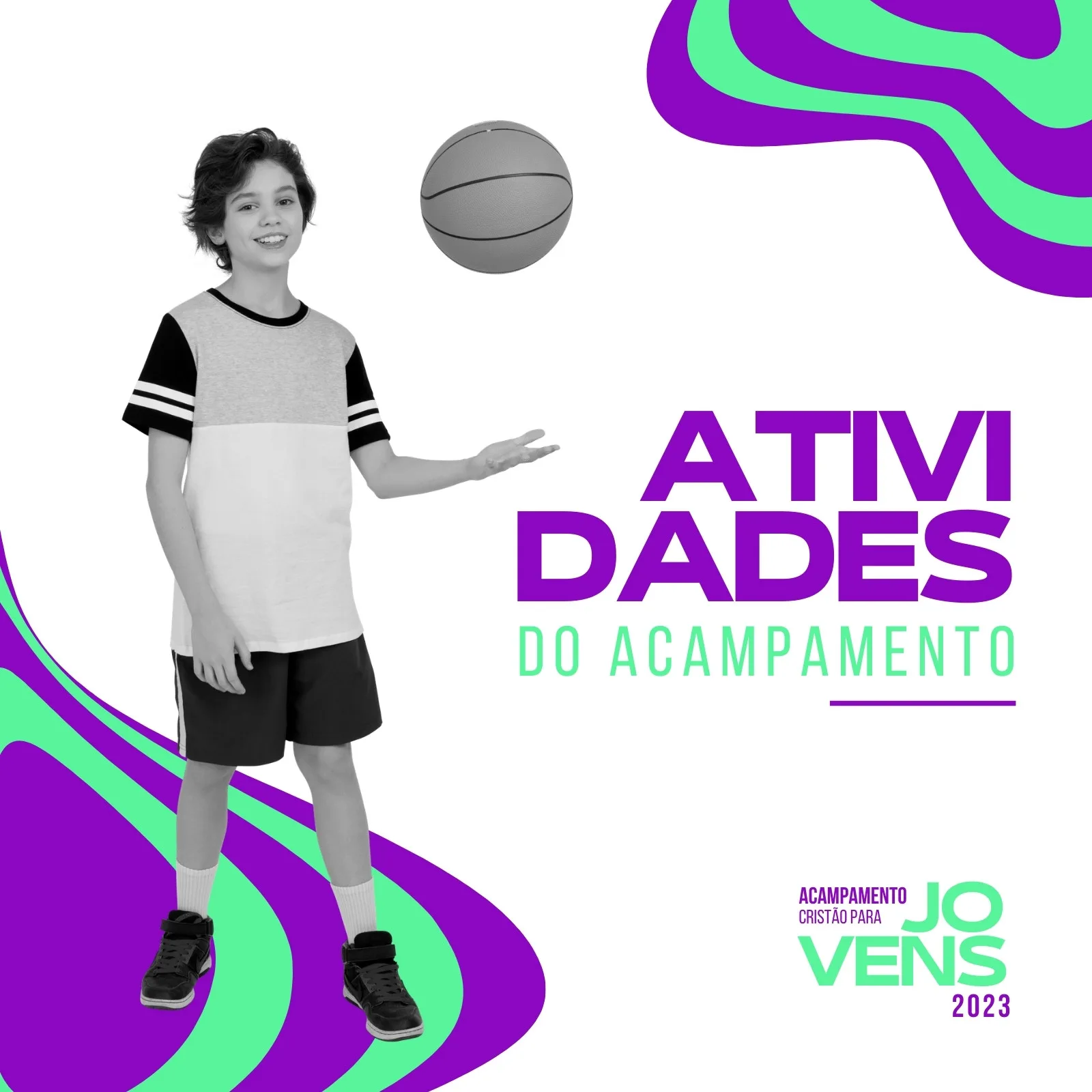 Um garoto sorrindo joga uma bola de basquete no ar, vestindo roupas esportivas. Ao lado, o texto 'ATIVIDADES DO ACAMPAMENTO' em roxo e verde, com o logo 'Acampamento Cristão para Jovens 2023'.
