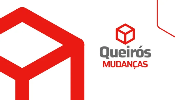 Cartão de visita horizontal com logo de uma empresa de mudanças. O logo é composto por um cubo estilizado em vermelho e o nome da empresa 'Queirós MUDANÇAS' em cinza e vermelho. O design é moderno, com formas geométricas em vermelho e fundo branco.