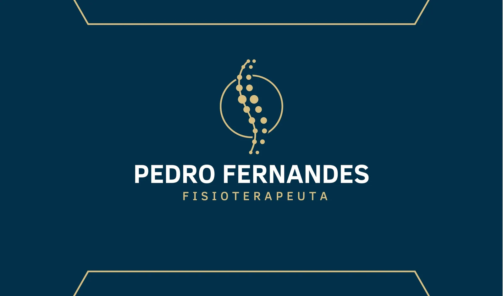 Cartão de visita horizontal para fisioterapeuta com fundo azul escuro. Apresenta o nome 'PEDRO FERNANDES' em branco e a profissão 'FISIOTERAPEUTA' em marrom claro. Um logo estilizado de coluna vertebral em dourado complementa o design.