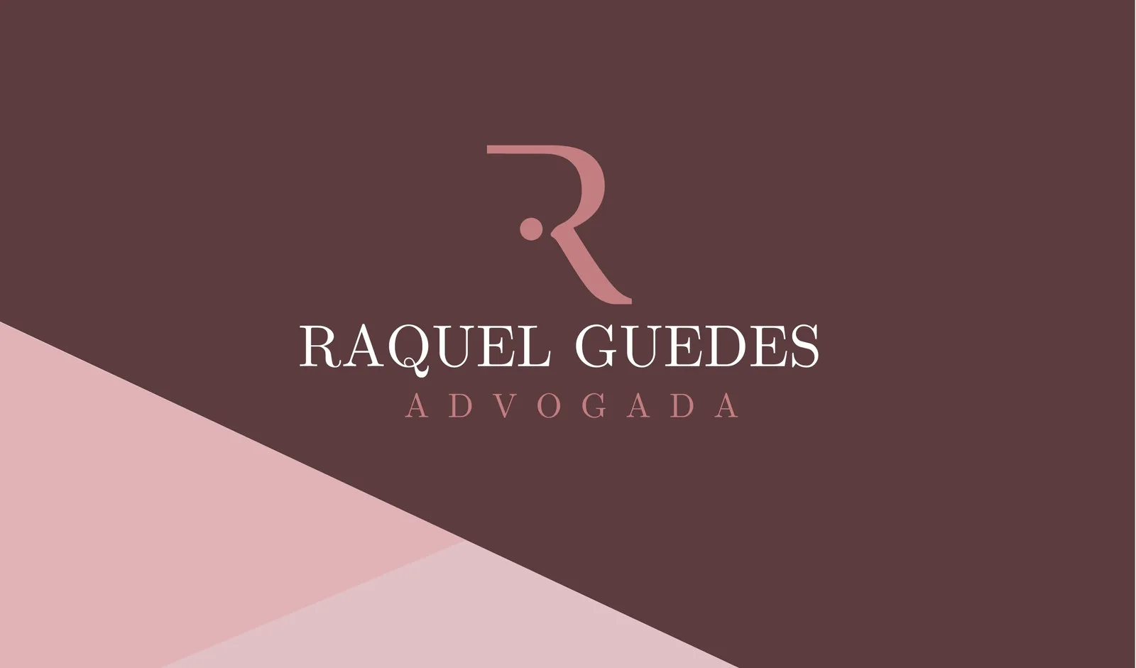 Cartão de visita digital horizontal para advogada, com fundo marrom escuro e detalhes em rosa claro. Apresenta um monograma estilizado 'R' e o nome 'RAQUEL GUEDES ADVOGADA' em tipografia elegante, transmitindo profissionalismo e sofisticação.