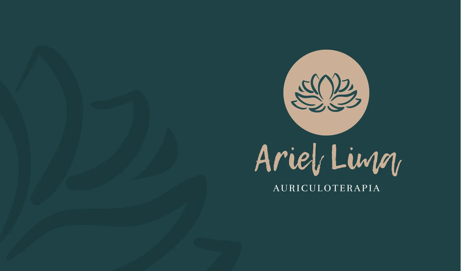 Banner horizontal com fundo verde escuro e elementos sutis em tons de verde mais claro. No centro, um círculo bege com um desenho estilizado de lótus e o nome "Ariel Lima" em fonte cursiva, seguido por "AURICULOTERAPIA" em fonte simples. Transmite serenidade e profissionalismo.