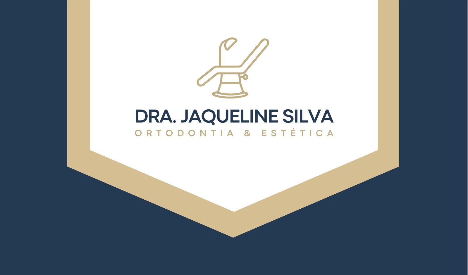 Cartão de visita horizontal com fundo azul marinho e um hexágono branco com borda bege. No centro, o logo de uma cadeira odontológica estilizada, o nome 'DRA. JAQUELINE SILVA' e a especialidade 'ORTODONTIA & ESTÉTICA'. Design elegante e profissional.