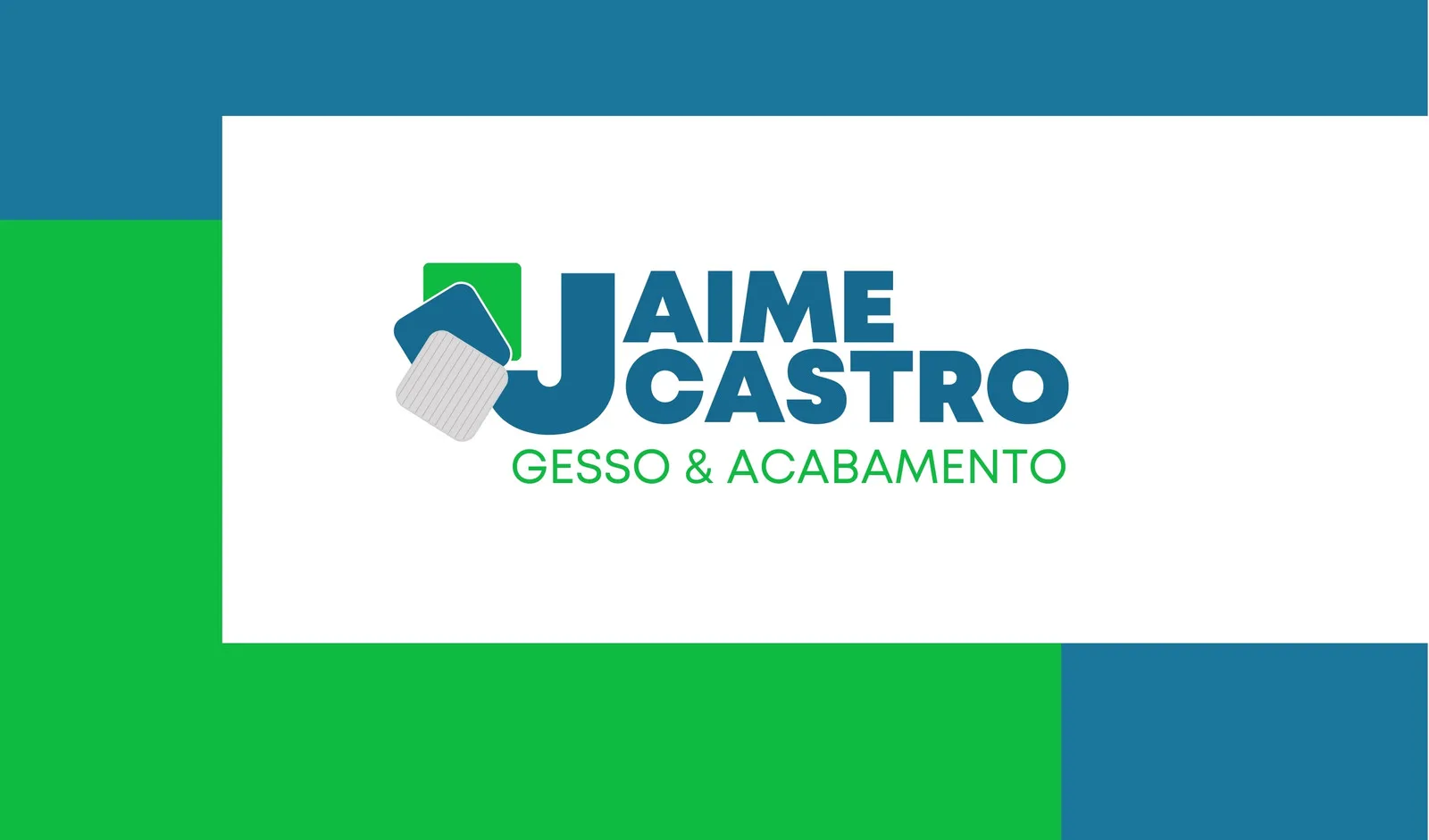 Cartão de visita horizontal com fundo branco e blocos de cor azul e verde. O logo "JAIME CASTRO GESSO & ACABAMENTO" em azul e verde com um ícone estilizado de blocos sobrepostos. Ideal para divulgação profissional.