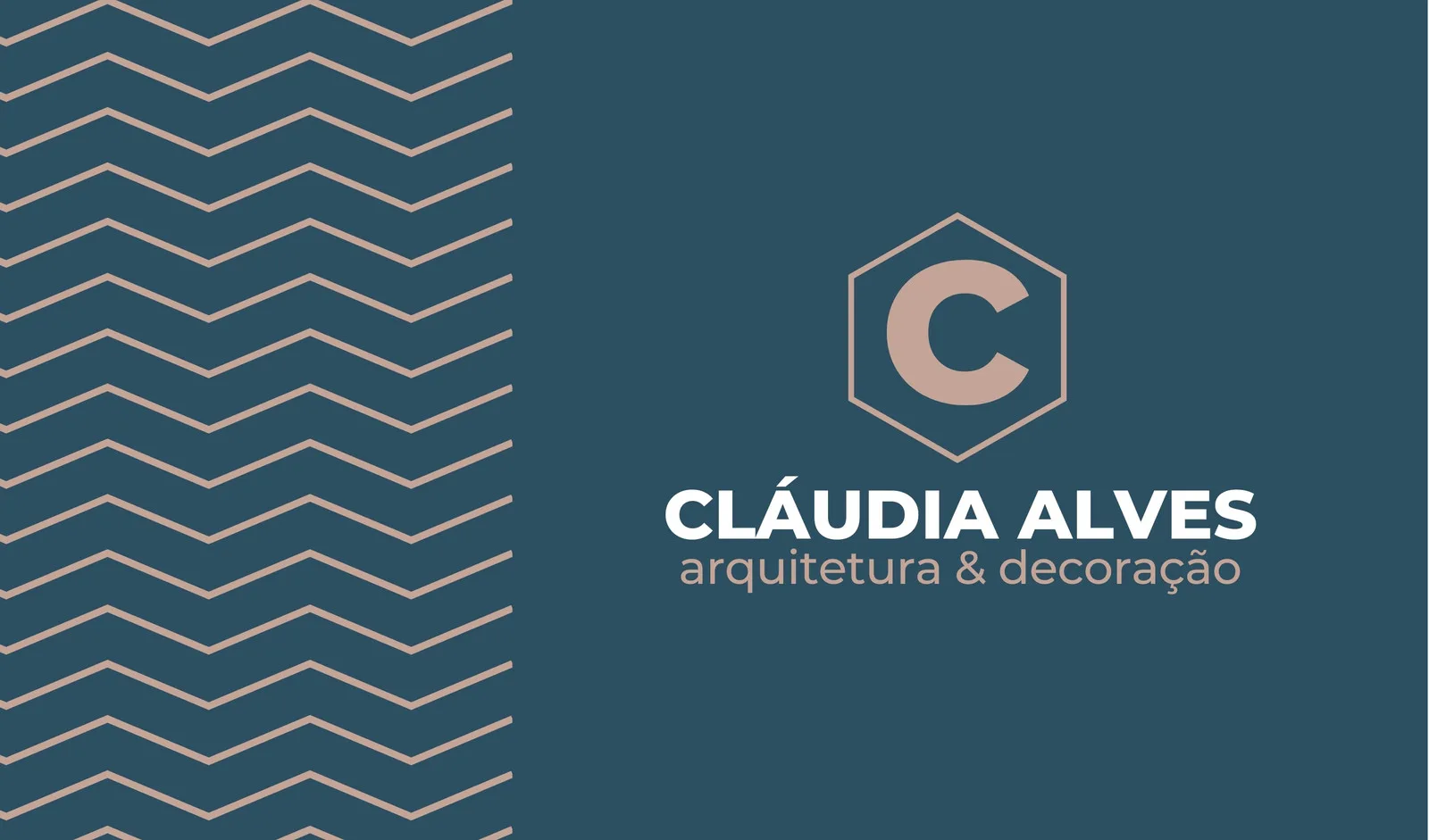 Cartão de visita horizontal com fundo azul escuro e padrão geométrico em zigue-zague rosa claro. Ao centro, o nome 'CLÁUDIA ALVES' em branco, com a descrição 'arquitetura & decoração' em cinza. Um logo hexagonal com a letra 'C' em rosa claro completa o design.