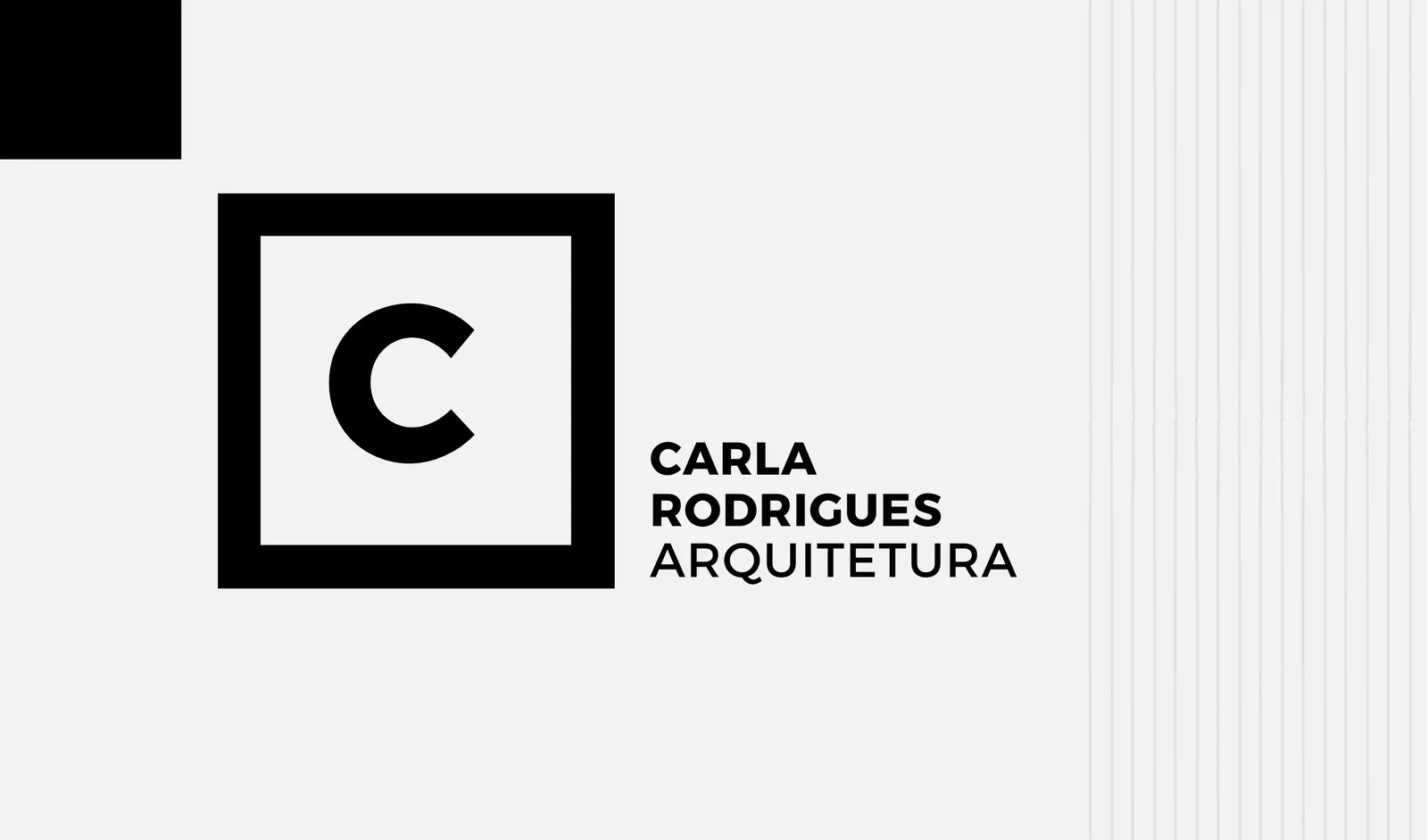 Cartão de visita horizontal com design minimalista em preto e branco. Um quadrado com a letra 'C' em destaque ao lado do nome 'CARLA RODRIGUES ARQUITETURA'. Fundo claro com linhas verticais sutis.