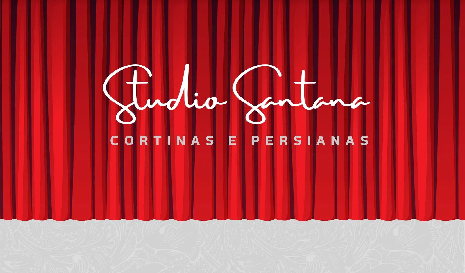 Banner horizontal com fundo de cortinas vermelhas vibrantes e uma base cinza com textura sutil. O nome 'Studio Santana' aparece em destaque com caligrafia branca, seguido por 'CORTINAS E PERSIANAS' em letras maiúsculas e finas. O design é elegante e profissional, ideal para divulgação.