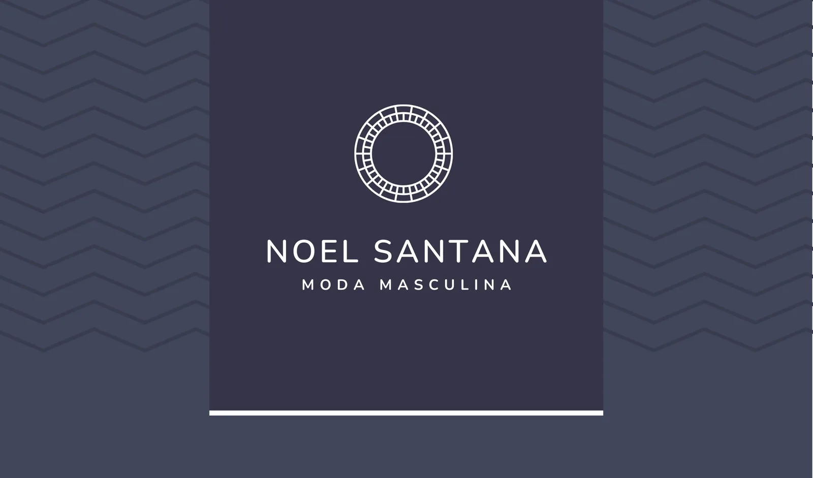 Cartão de visita horizontal com fundo azul escuro e padrão de zigue-zague em tons de cinza. O centro exibe um logo circular branco e o nome da marca 'NOEL SANTANA' com o subtítulo 'MODA MASCULINA'.