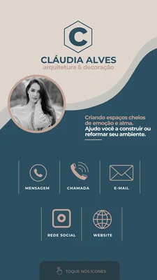 Template de Story para Instagram no formato 9:16, com fundo azul escuro e detalhes em bege. Apresenta um círculo com a foto de uma profissional, logo com a letra 'C', nome 'CLÁUDIA ALVES', subtítulo 'arquitetura & decoração' e frase de impacto. Abaixo, ícones interativos para mensagem, chamada, e-mail, redes sociais e website.