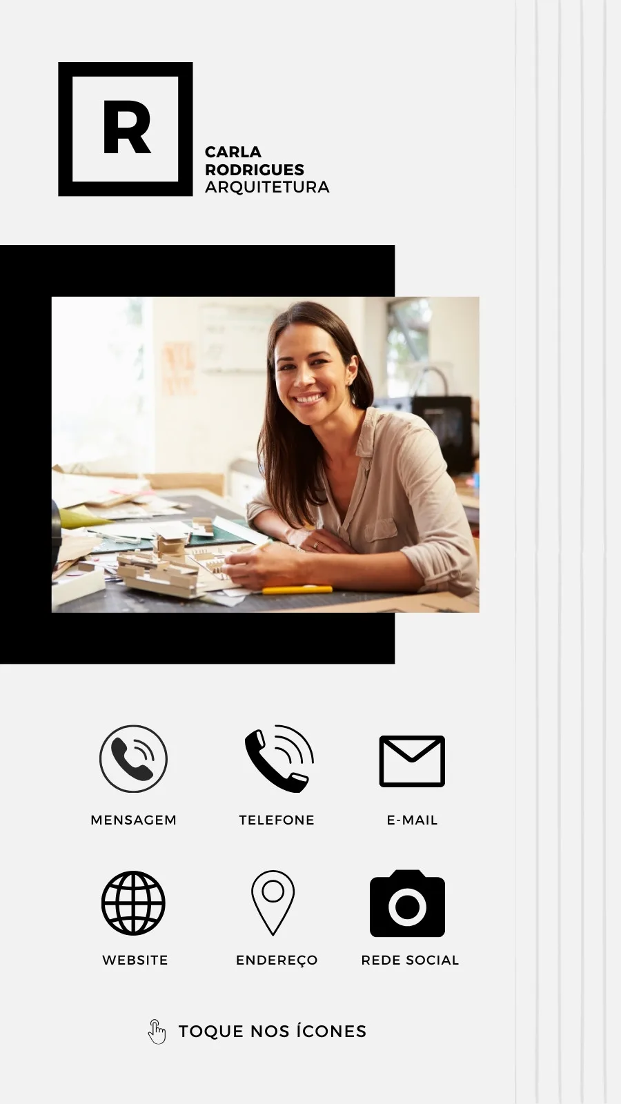 Story do Instagram com design moderno em preto e branco para arquitetos. Apresenta o logo 'R' e o nome 'Carla Rodrigues Arquitetura'. Uma foto da arquiteta sorrindo aparece ao lado de ícones de contato: mensagem, telefone, e-mail, website, endereço e redes sociais.