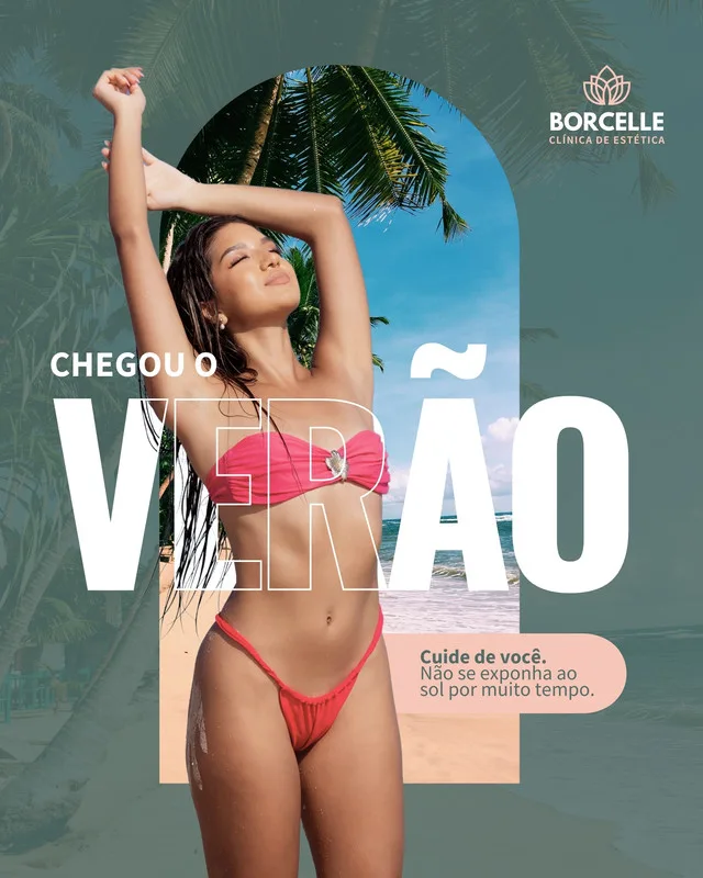 Post para Instagram de clínica de estética com a frase 'Chegou o Verão'. Uma mulher de biquíni rosa posa com os braços levantados, sob um céu azul e coqueiros. O design é moderno, com tons de verde e rosa, e um aviso sobre exposição solar.