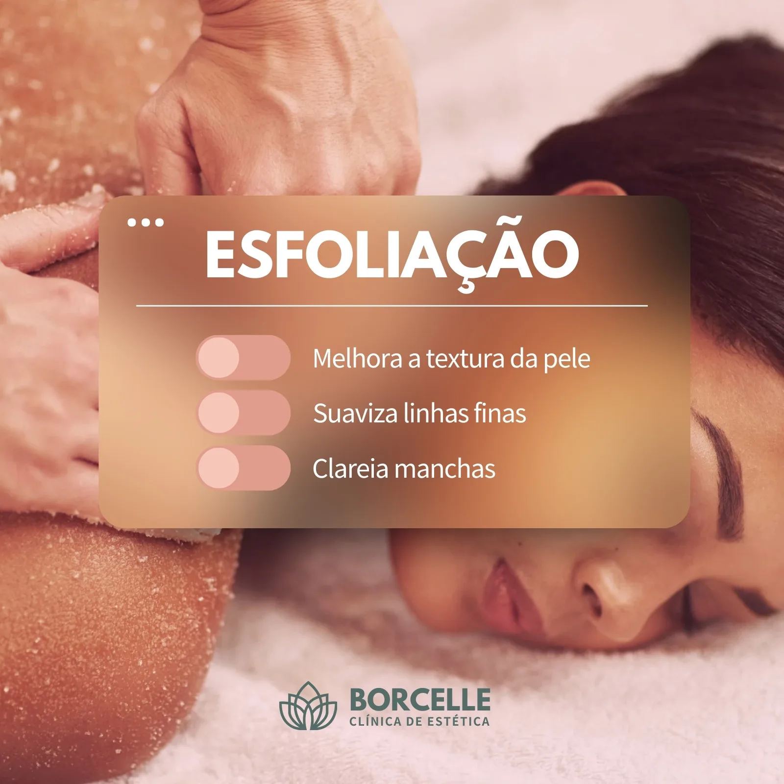 Close-up de uma pessoa recebendo esfoliação corporal, com foco nas costas e ombros. Um card sobreposto destaca os benefícios da esfoliação: melhora a textura da pele, suaviza linhas finas e clareia manchas. Cores suaves em verde e rosa predominam.