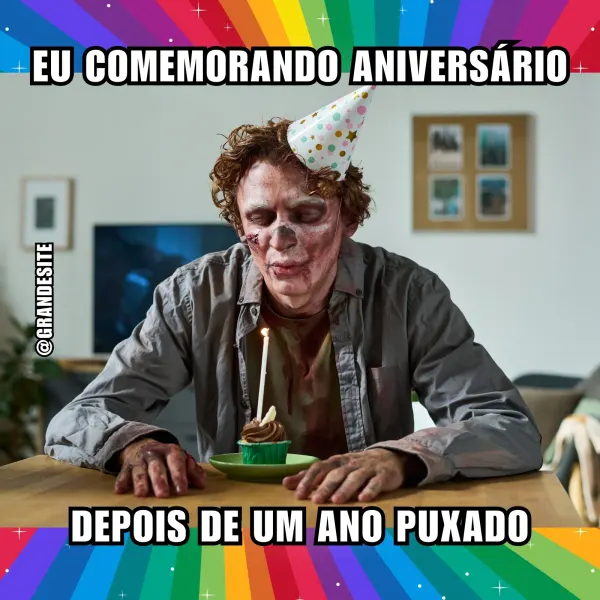 Um homem com maquiagem de zumbi, usando chapéu de aniversário, assopra uma vela em um cupcake. O texto na imagem diz "Eu comemorando aniversário" e "Depois de um ano puxado", ideal para memes de humor.