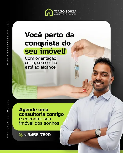 Post para Instagram de corretor de imóveis com fundo preto e branco. Um homem sorri com os braços cruzados, enquanto uma mão entrega chaves. O texto principal é 'Você perto da conquista do seu imóvel!' e um botão para agendar consultoria.