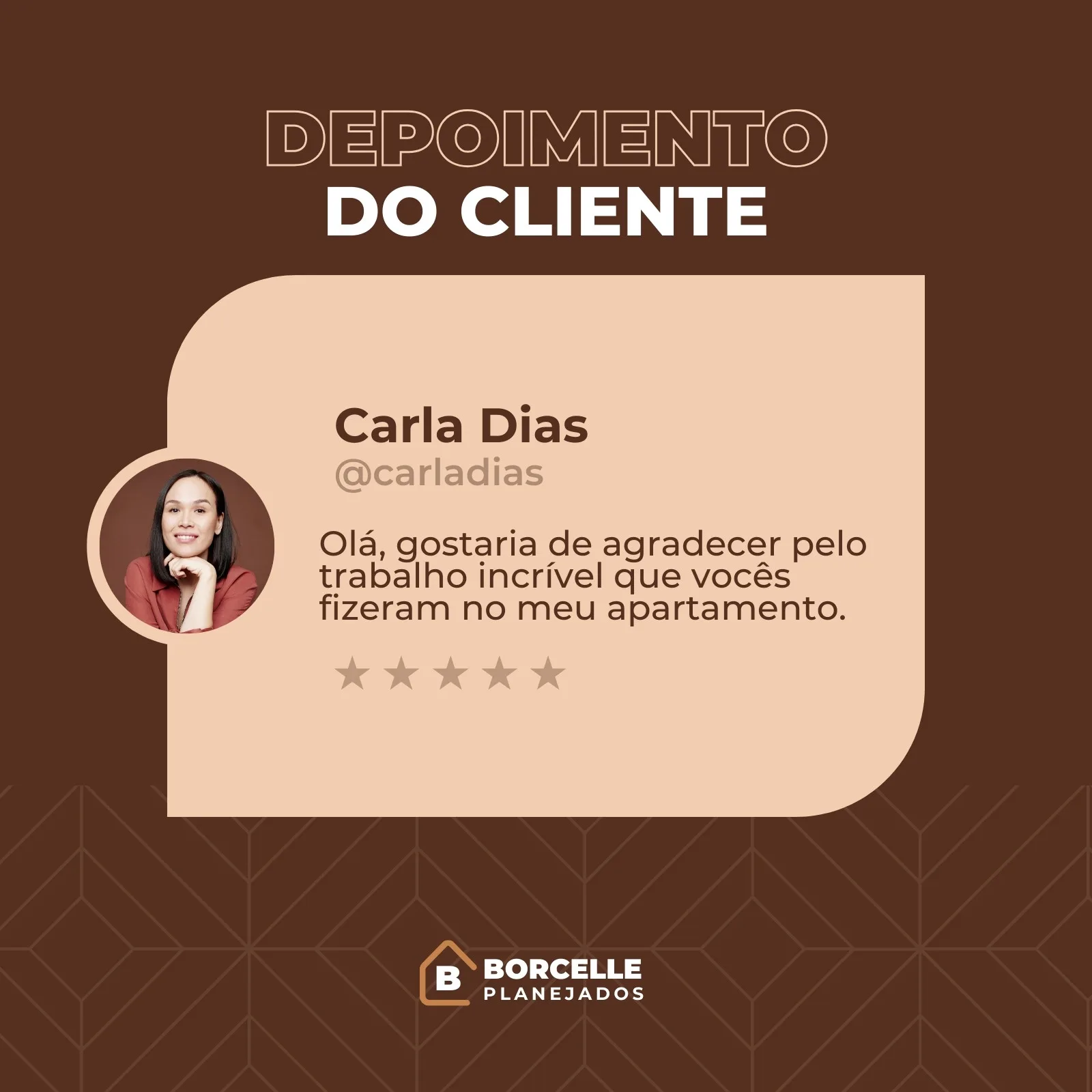 Post de Instagram com depoimento de cliente para loja de móveis planejados. Apresenta foto da cliente, nome, @ e avaliação em estrelas, com fundo marrom e bege e padrão geométrico.