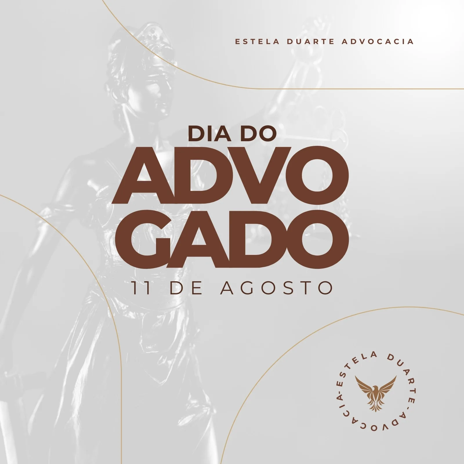 Post para Instagram com o tema Dia do Advogado, destacando a data 11 de agosto. O design é elegante, com tons de marrom e cinza, apresentando a imagem estilizada da deusa da justiça e o logo de um escritório de advocacia.