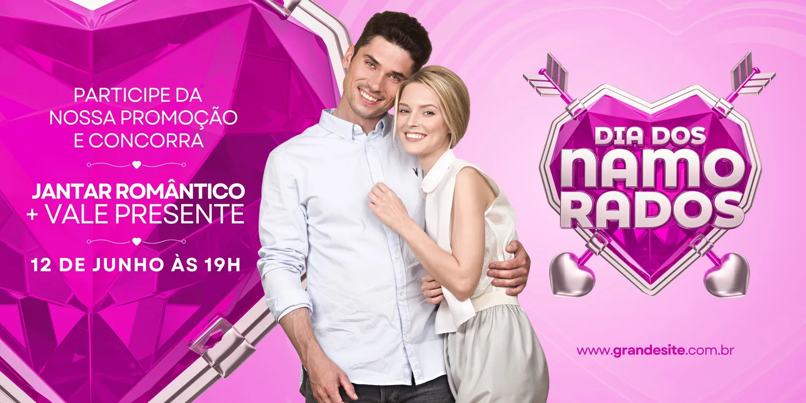 Banner horizontal rosa com tema de Dia dos Namorados. Um casal sorridente abraçado, um grande coração facetado com o título "Dia dos Namorados" e detalhes de flechas. Texto promocional "Participe da nossa promoção e concorra a Jantar Romântico + Vale Presente" e data "12 de Junho às 19h".