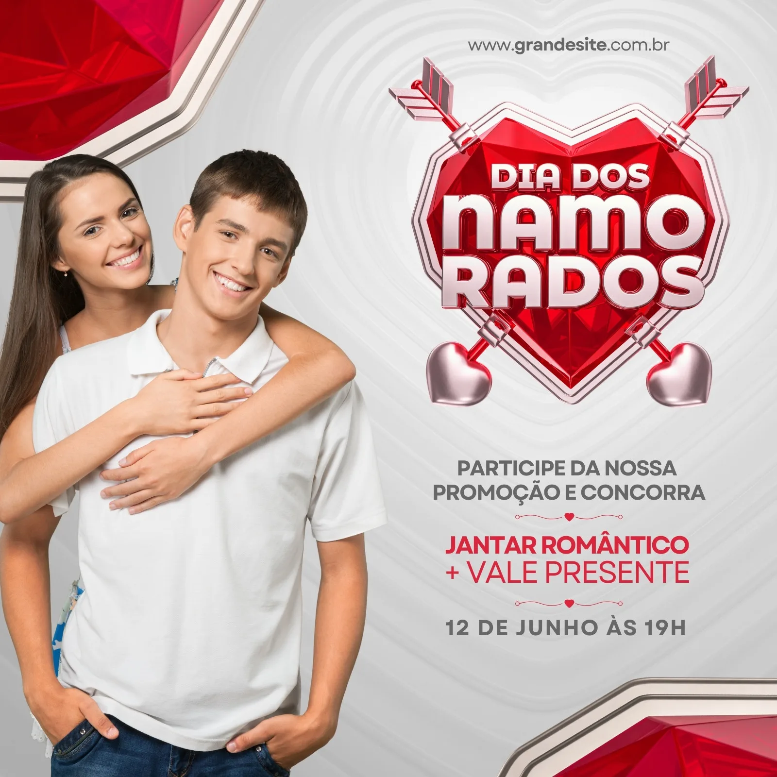 Casal sorrindo abraçado em frente a um design com o tema Dia dos Namorados. Um coração estilizado com o título 'Dia dos Namorados' e setas de cupido. Abaixo, texto sobre promoção de jantar romântico e vale presente, com data e horário.