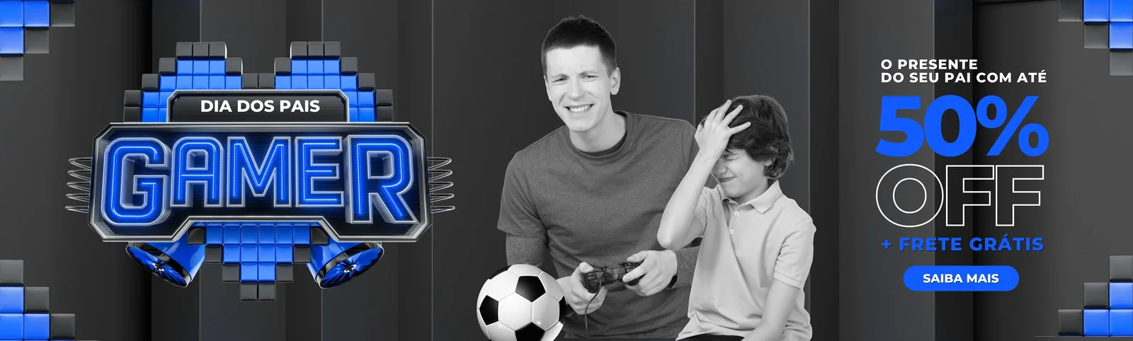 Banner horizontal para Dia dos Pais com tema gamer. Um homem e um menino jogam videogame, com um logo "Dia dos Pais Gamer" e destaque para "50% OFF + Frete Grátis". Fundo com textura de blocos pretos e azuis.