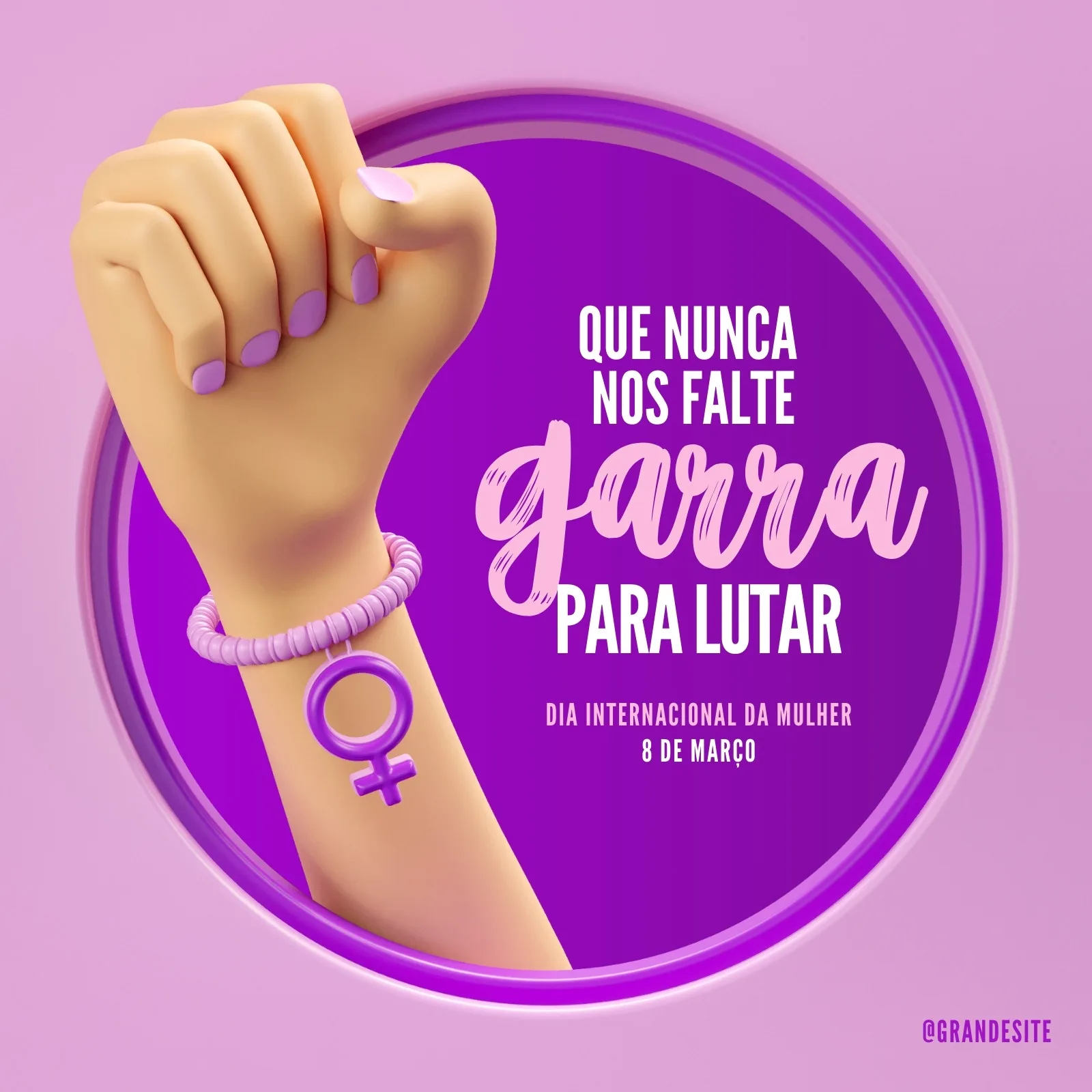 Um punho cerrado erguido, adornado com uma pulseira roxa e o símbolo feminino, exibe a mensagem 'Que nunca nos falte garra para lutar'. O fundo é em tons de roxo e rosa, transmitindo empoderamento feminino.