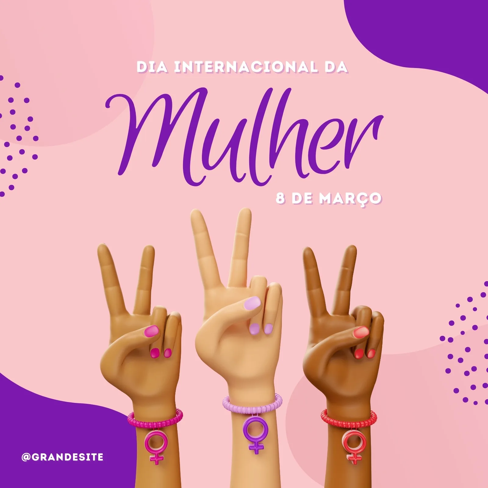 Três mãos de diferentes tons de pele erguidas com o sinal de paz, usando pulseiras com o símbolo feminino. O fundo é rosa com detalhes em roxo, celebrando o Dia Internacional da Mulher em 8 de março.