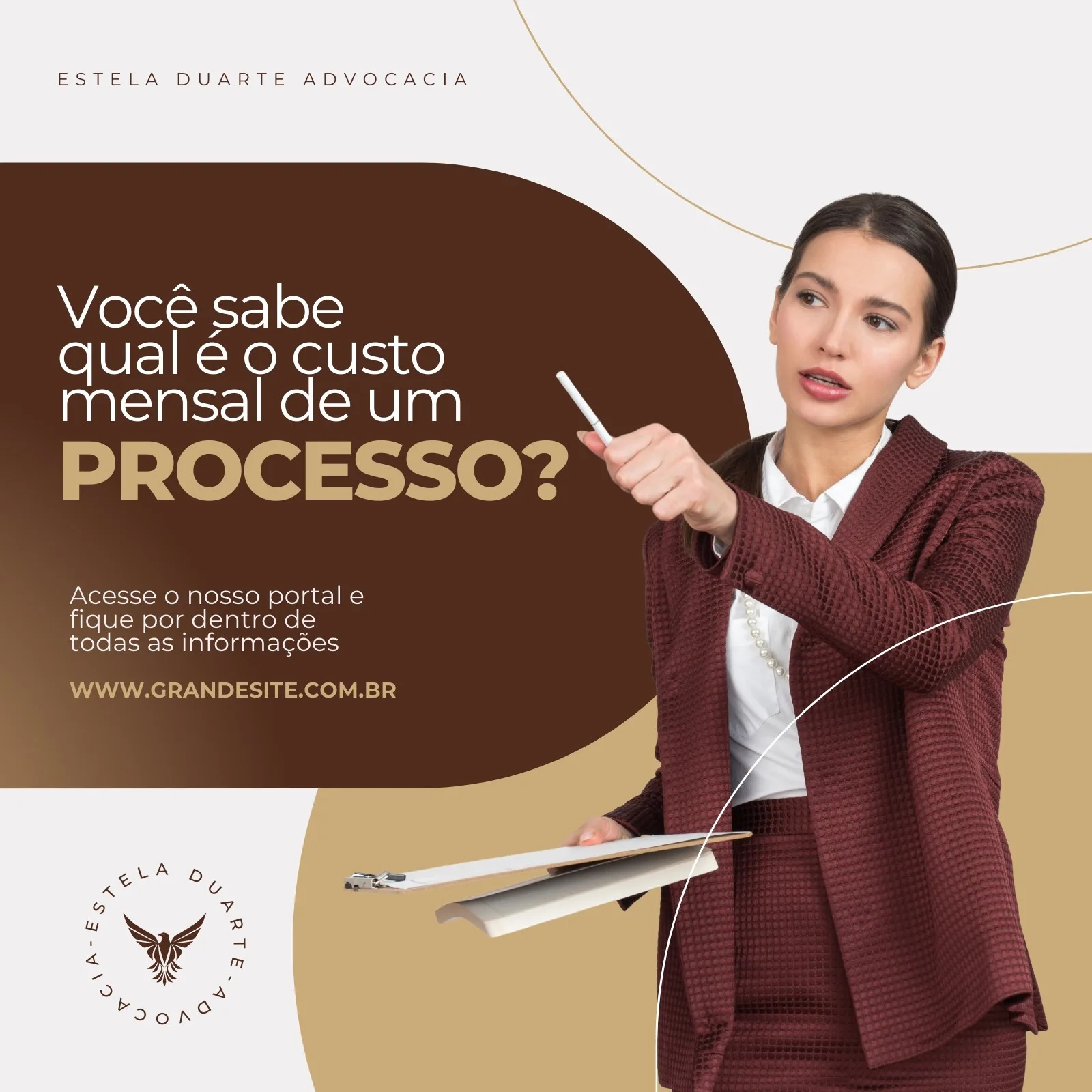 Mulher de terno marrom apontando com um bastão para a pergunta "Você sabe qual é o custo mensal de um processo?" em um post de feed para advogados. O design é elegante com tons de marrom e bege, com o logo "Estela Duarte Advocacia".