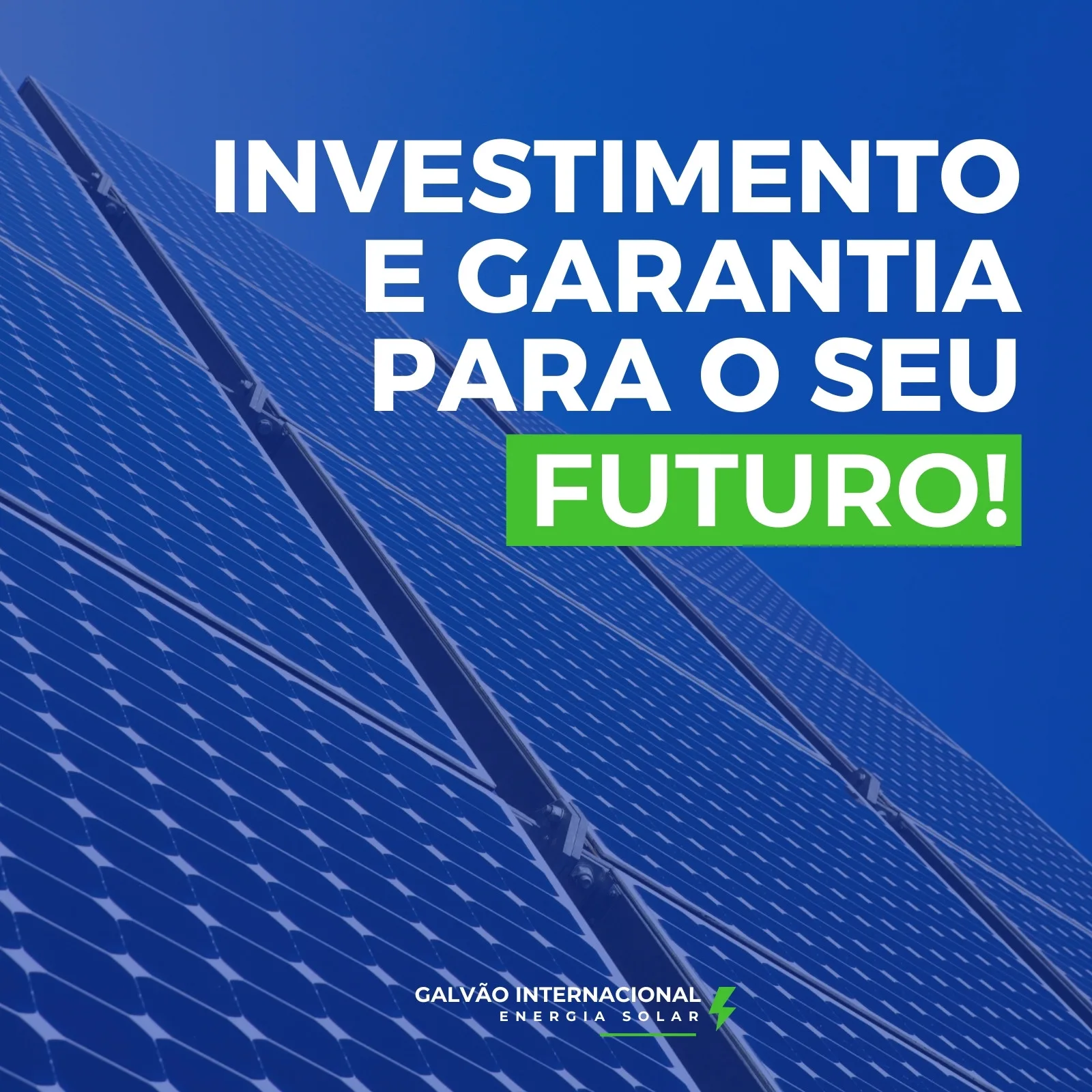Close-up de painéis solares azuis sob um céu azul claro. O texto branco 'INVESTIMENTO E GARANTIA PARA O SEU FUTURO!' se destaca, com a palavra 'FUTURO!' em um retângulo verde vibrante. Logotipo 'GALVÃO INTERNACIONAL ENERGIA SOLAR' no canto inferior.