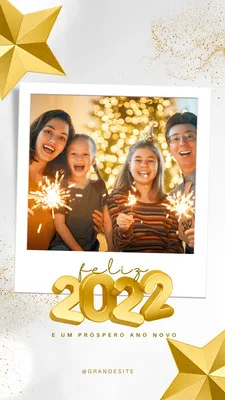 Família sorridente com fogos de artifício e chapéu de festa, celebrando o Ano Novo. O template tem estrelas douradas, glitter e o texto 'Feliz 2022'. Ideal para Stories do Instagram.