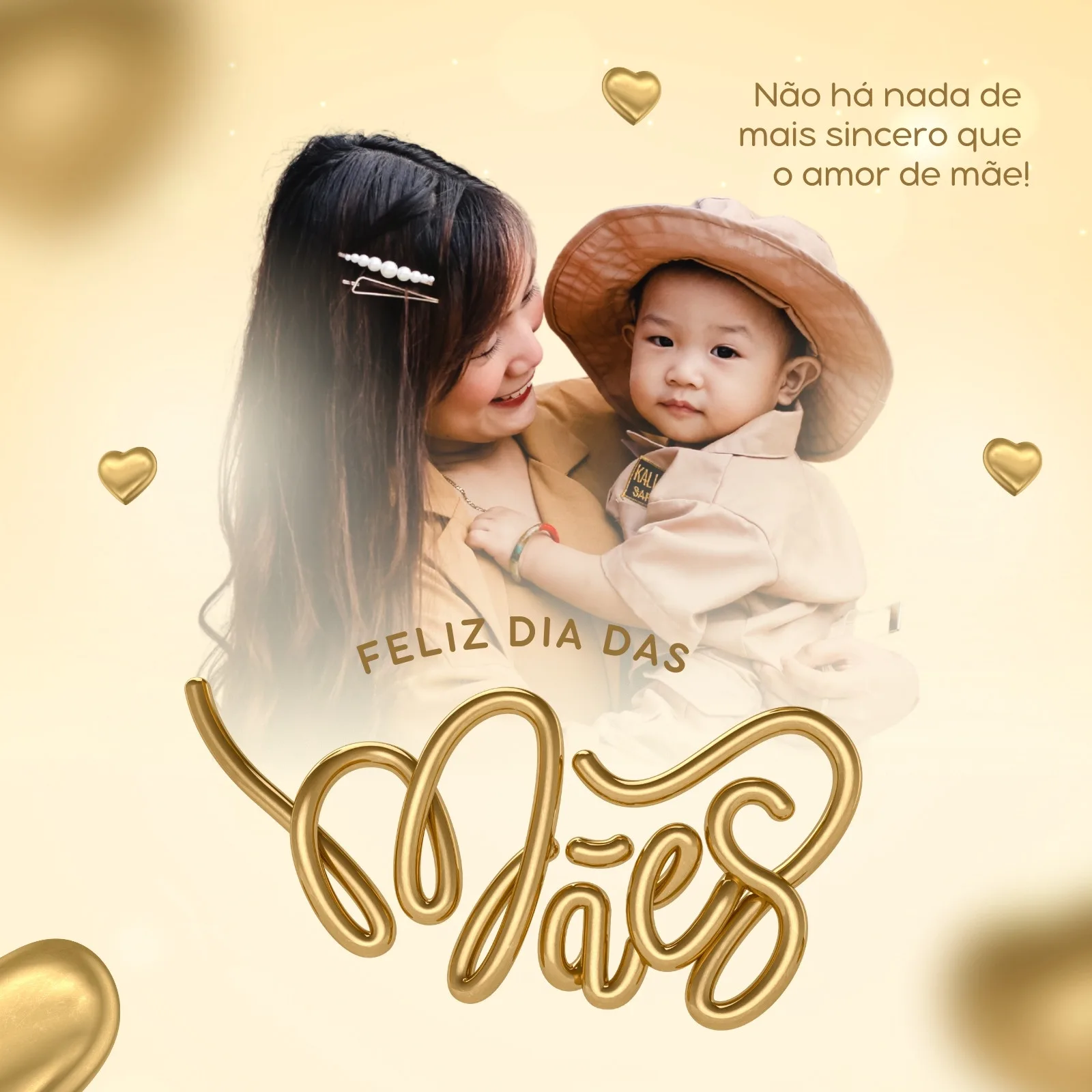 Um post de Instagram com tema de Dia das Mães em tons dourados. Uma mãe sorri para seu filho, que usa um chapéu de explorador. Corações dourados e a frase 'Feliz Dia das Mães' complementam o design.