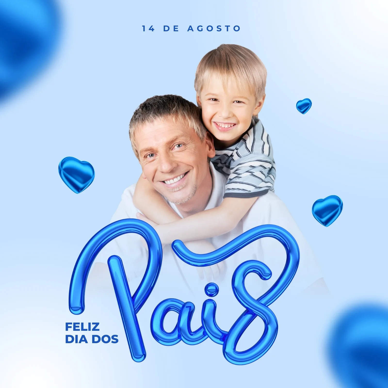 Um pai sorridente carrega seu filho nas costas, ambos com expressões de felicidade. O texto 'Feliz Dia dos Pais' em letras azuis brilhantes e corações flutuantes completam a arte, ideal para redes sociais.