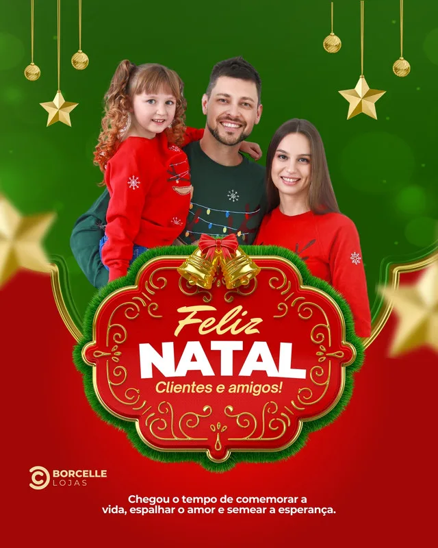 Família sorrindo em frente a um fundo verde com decorações de Natal douradas. Um banner vermelho com detalhes dourados exibe a mensagem 'Feliz Natal Clientes e amigos!' e o logo 'Borcelle Lojas'.