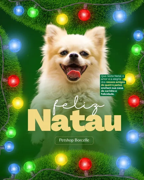 Imagem de post de Natal com um cachorro branco e fofo da raça Lulu da Pomerânia sorrindo, língua para fora, centralizado. O fundo é verde escuro com bordas de grama e luzes de Natal coloridas (vermelhas, azuis, amarelas, verdes). A frase 'Feliz Natal' aparece em destaque, com uma mensagem de carinho aos pets. Ideal para pet shops e clínicas veterinárias.