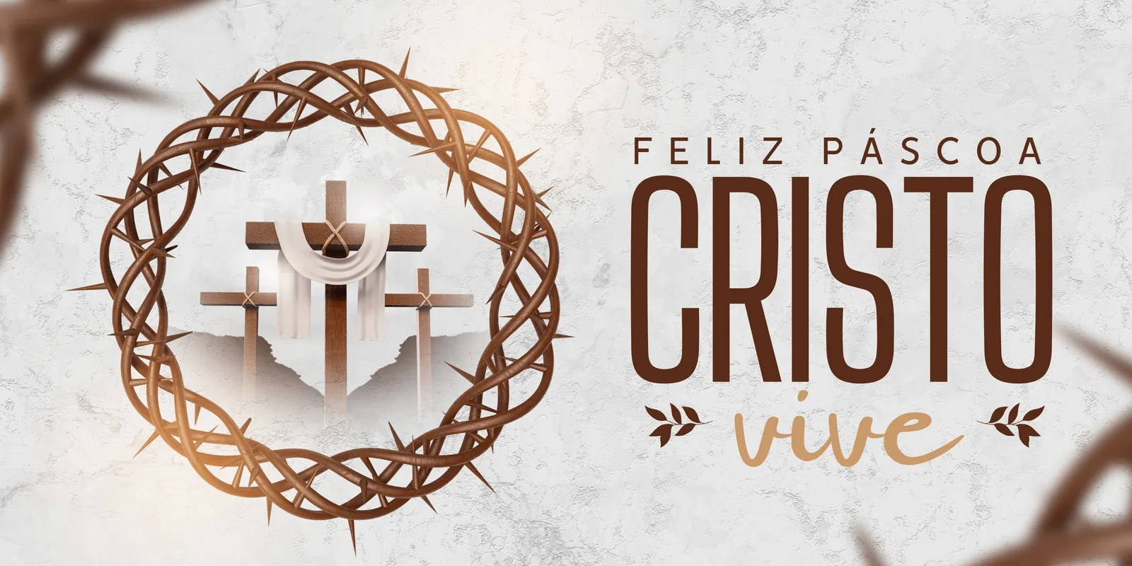 Banner horizontal com a mensagem "Feliz Páscoa Cristo Vive". Ao centro, uma coroa de espinhos envolve três cruzes com um pano drapeado. O fundo é texturizado em mármore claro, com elementos de espinhos nas bordas.
