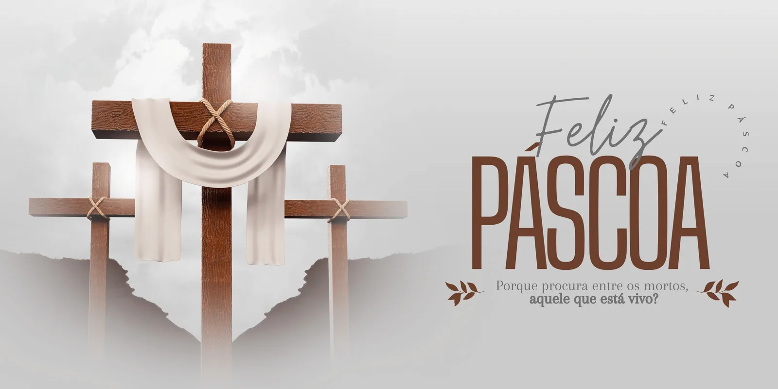 Banner horizontal com três cruzes de madeira em destaque, representando a crucificação e ressurreição de Jesus Cristo. Uma faixa branca está drapeada sobre a cruz central. O texto 'Feliz Páscoa' e uma citação bíblica sobre a ressurreição aparecem ao lado, em tons de marrom e cinza.