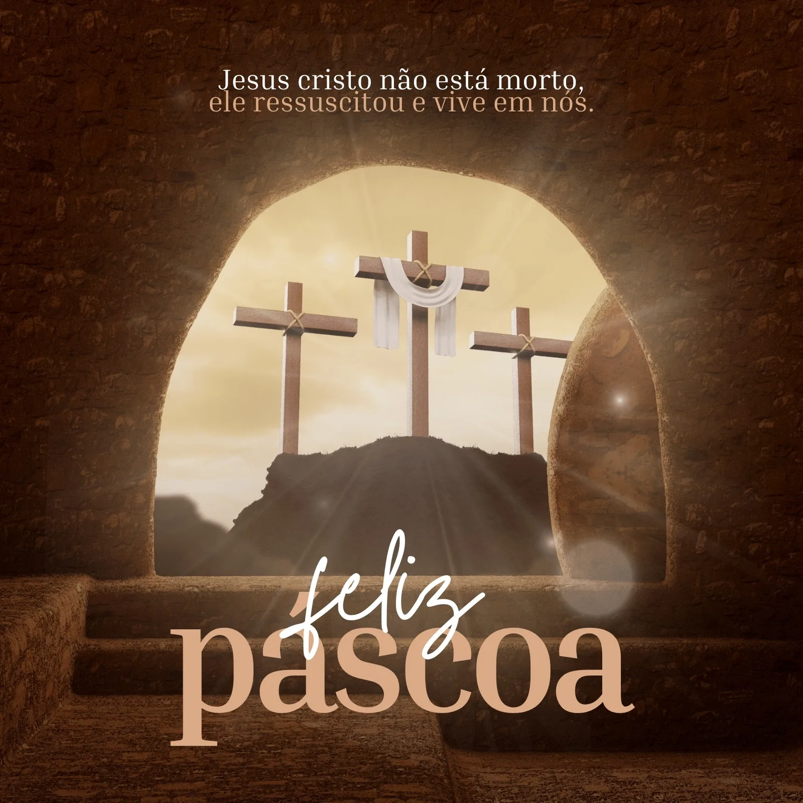 Três cruzes de madeira em um monte com um céu claro ao fundo, representando a crucificação e ressurreição de Jesus Cristo. A frase 'Feliz Páscoa' em destaque, com um fundo que remete ao túmulo vazio.