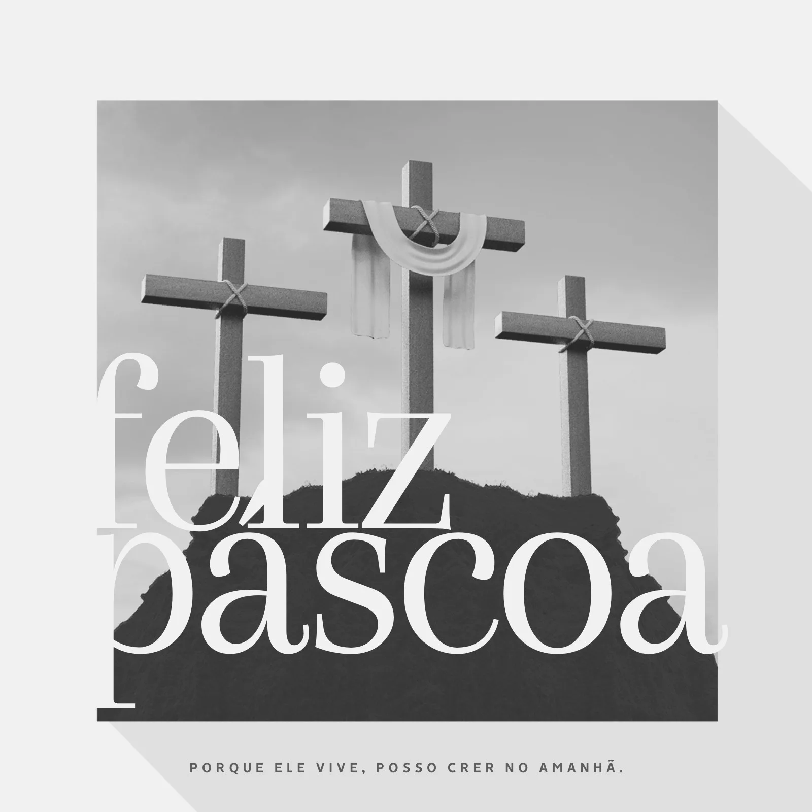 Três cruzes em preto e branco em uma colina sob um céu nublado, com a frase 'Feliz Páscoa' em destaque. A imagem evoca reflexão e celebração da Semana Santa.