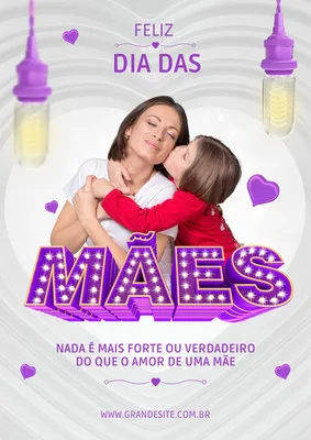 Um post para redes sociais com a frase 'Feliz Dia das Mães' em destaque. Uma mãe abraça sua filha que a beija na bochecha. Elementos roxos e brancos criam um clima de afeto e celebração.