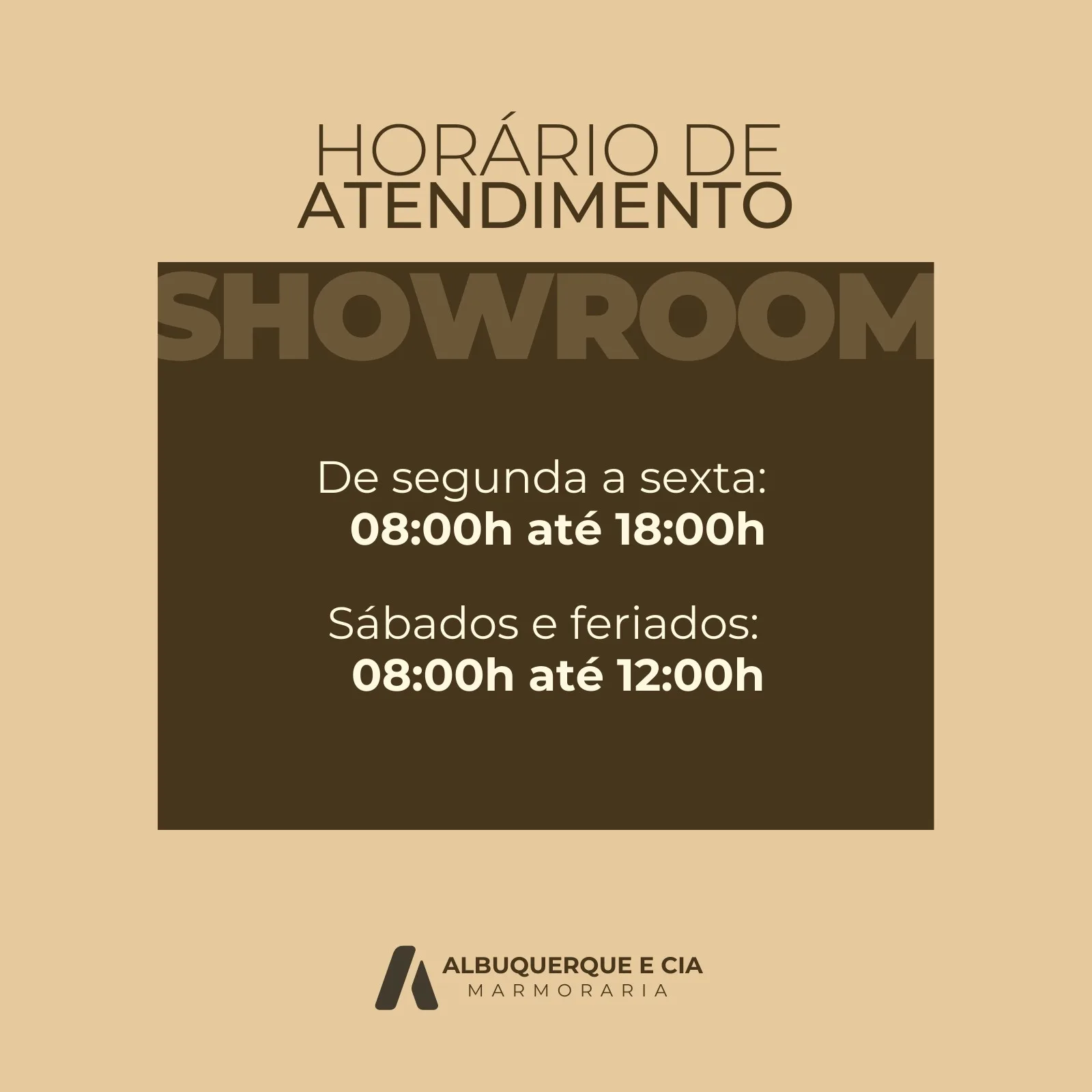 Post para Instagram com fundo bege e marrom escuro, anunciando 'Horário de Atendimento Showroom'. Informa que o expediente é de segunda a sexta das 8h às 18h e sábados e feriados das 8h às 12h. Inclui o logo 'Albuquerque e Cia Marmoraria'.