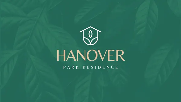 Banner horizontal com fundo verde escuro e folhas estilizadas. Ao centro, o logo branco de uma casa com um broto dentro e o nome do empreendimento 'HANOver PARK RESIDENCE' em bege. Design moderno e elegante para lançamento imobiliário.