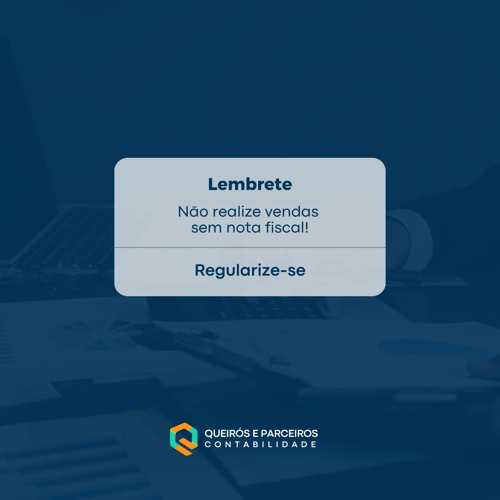 Template de post para redes sociais com fundo azul escuro e um box branco centralizado. O box contém o texto 'Lembrete: Não realize vendas sem nota fiscal! Regularize-se'. Abaixo, o logo 'Queirós e Parceiros Contabilidade'.