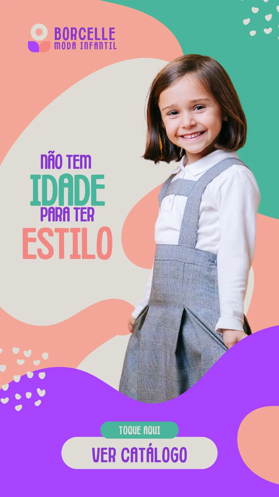 Uma menina sorridente veste um vestido cinza com suspensórios, em um Story para Instagram com fundo em tons pastel de verde, rosa e lilás. O texto "Não tem idade para ter estilo" e um botão "Ver Catálogo" convidam à ação.