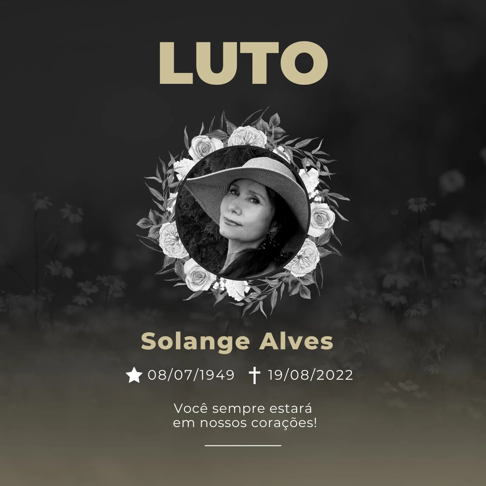 Template de postagem de luto com a palavra 'Luto' em destaque no topo. Uma foto circular de uma mulher com chapéu, cercada por flores brancas e folhas, ocupa o centro. Abaixo, o nome 'Solange Alves' e as datas de nascimento e falecimento, com a frase 'Você sempre estará em nossos corações'.