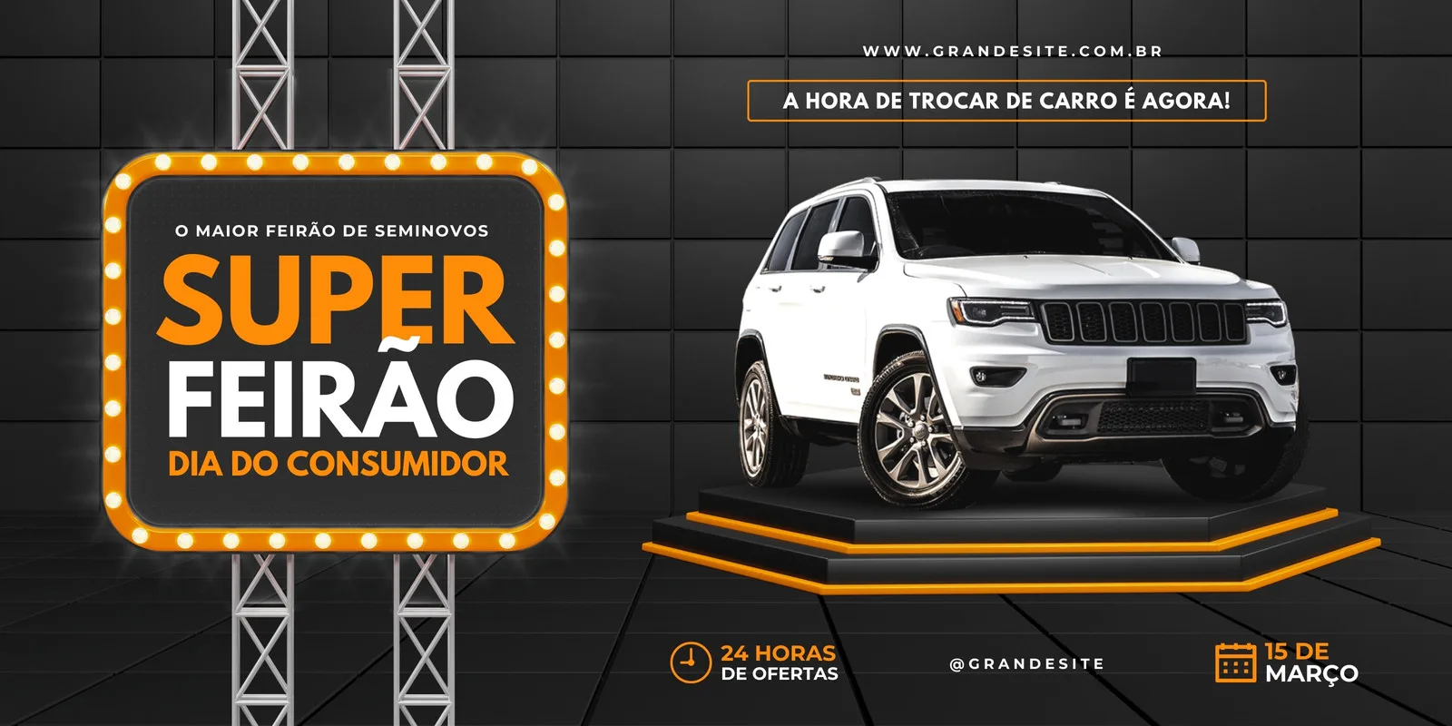 Banner horizontal para feirão de carros no Dia do Consumidor. Um carro branco está em destaque sobre um pódio iluminado, com um letreiro luminoso anunciando 'Super Feirão Dia do Consumidor'. Fundo preto com detalhes em laranja e branco.