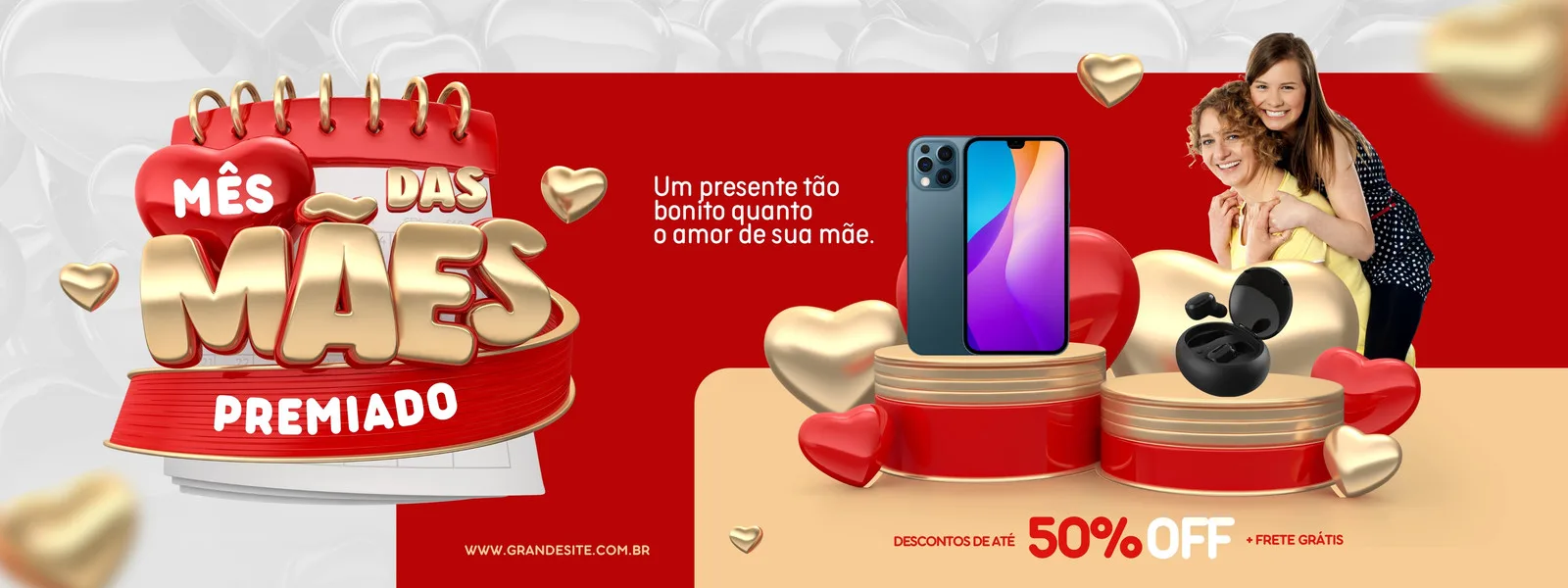 Banner horizontal vermelho e bege para o Mês das Mães, com o título 'Mês das Mães Premiado' em 3D dourado. Ao lado, um smartphone e fones de ouvido em pedestais, com duas mulheres sorrindo ao fundo. Promove 50% OFF e frete grátis.