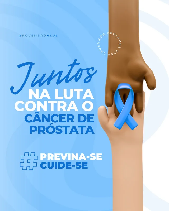 Post de Instagram com fundo azul claro e gradiente, destacando a frase 'Juntos na luta contra o câncer de próstata'. Duas mãos, uma de pele escura e outra clara, se unem segurando um laço azul símbolo da campanha Novembro Azul.
