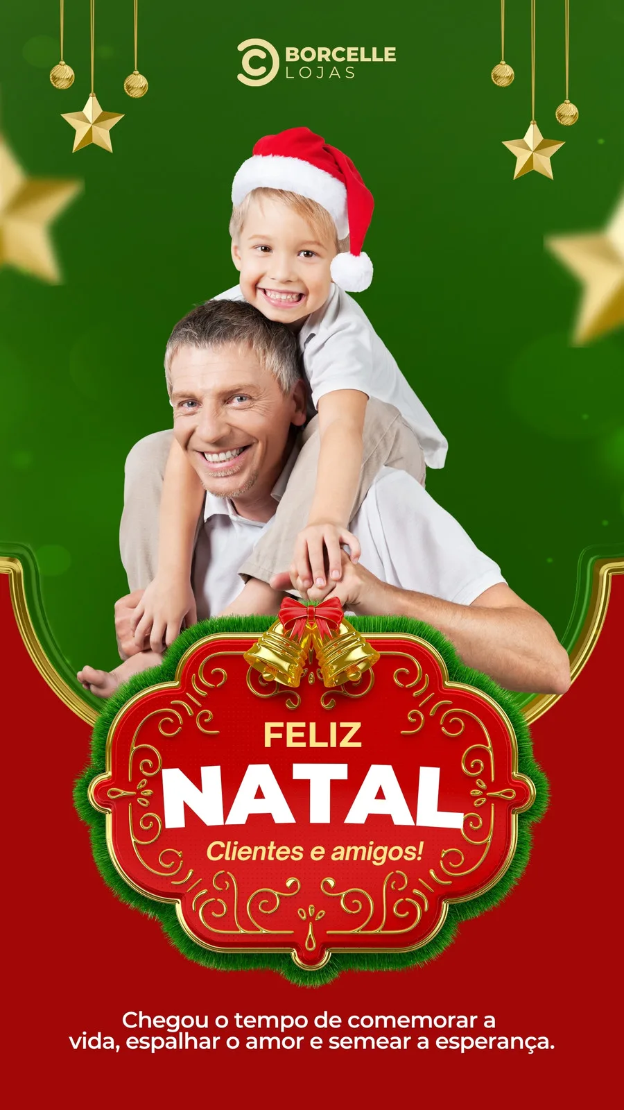 Um homem sorridente carrega um menino no ombro, ambos usando chapéus de Papai Noel. O fundo é verde com decorações douradas de Natal. Um ornamento vermelho e dourado centralizado exibe a mensagem 'Feliz Natal'. Ideal para divulgar ofertas de fim de ano.
